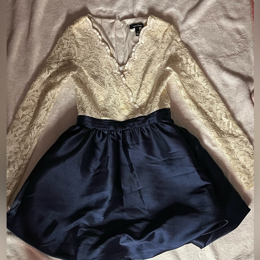 White and blue long sleeve v neck lace dress